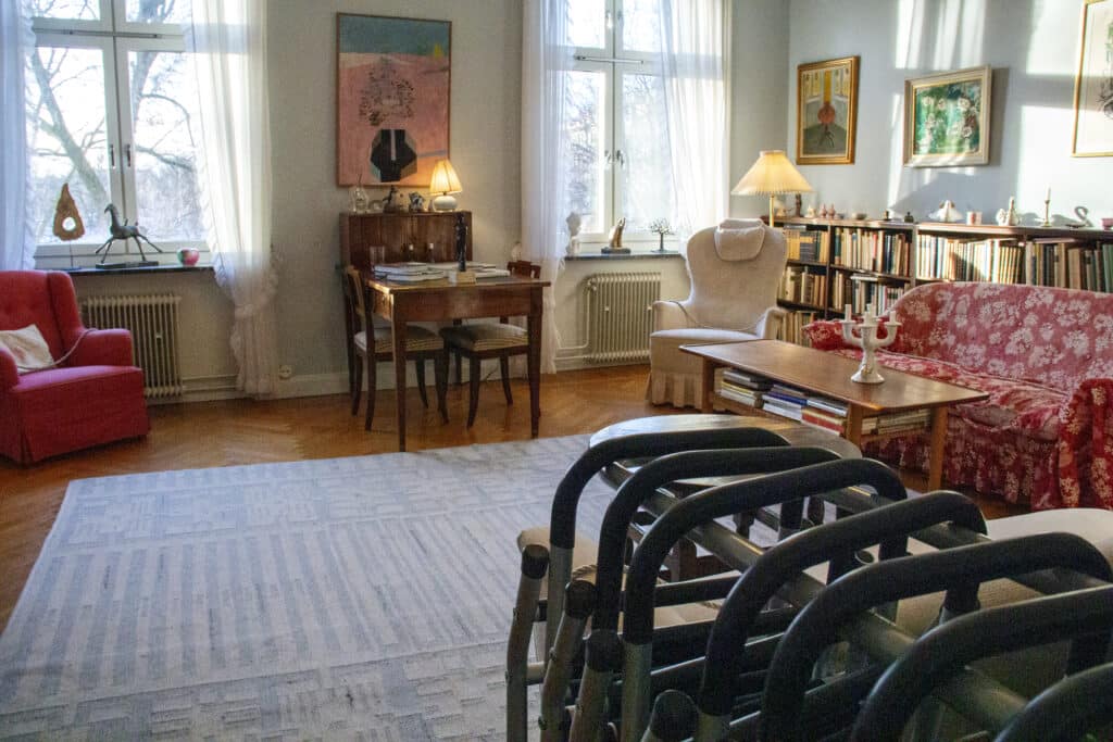 Astrid Lindgrenin olohuone, jossa on kirjahylly, tauluja ja sohva