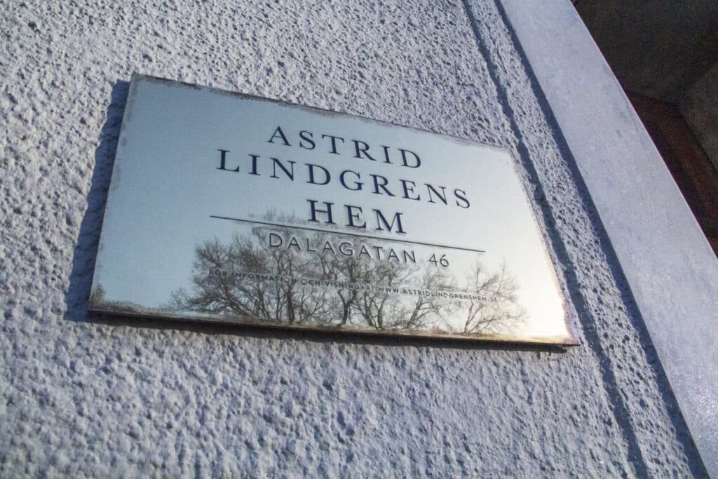 ulkoseinässä oleva laatta, jossa lukee "Astrid Lindgrens hem"